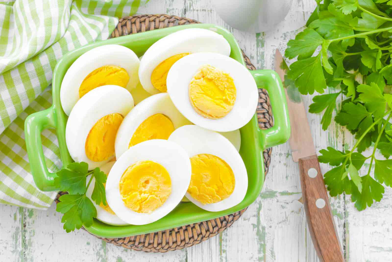 Phụ nữ sau sinh ăn trứng gà được không​ và có cần lưu ý gì khi ăn trứng không? 1