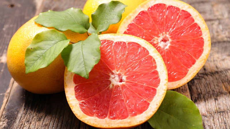 Quả bưởi là loại trái cây có tính mát, thường được sử dụng để thanh nhiệt và giải độc cho cơ thể