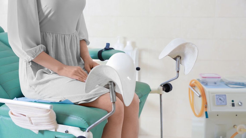 Cần giữ bình tĩnh theo dõi và đi khám kịp thời khi bị ra máu sau chuyển phôi