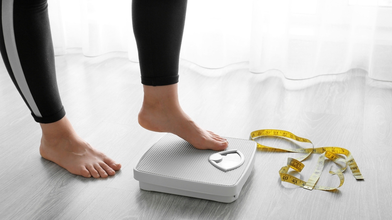 Rau ngót có hàm lượng calo rất thấp nhưng lại giàu chất xơ và protein thực vật, mang lại cảm giác no lâu và hạn chế cảm giác thèm ăn