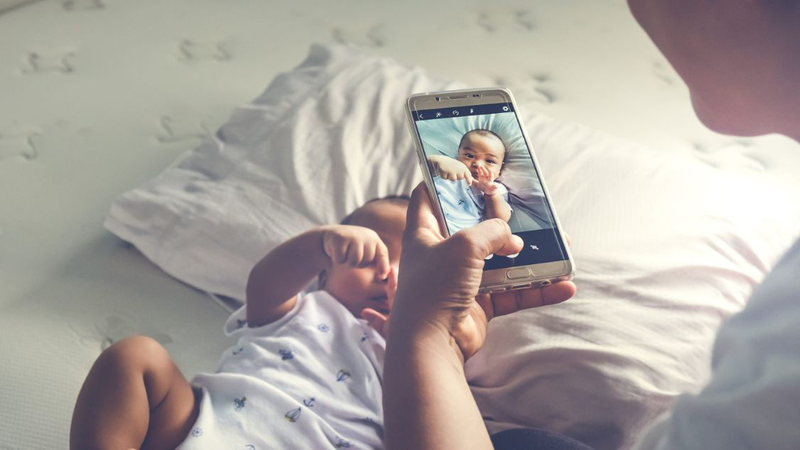 Rơi điện thoại vào đầu trẻ sơ sinh có sao không? Cần xử lý thế nào 1