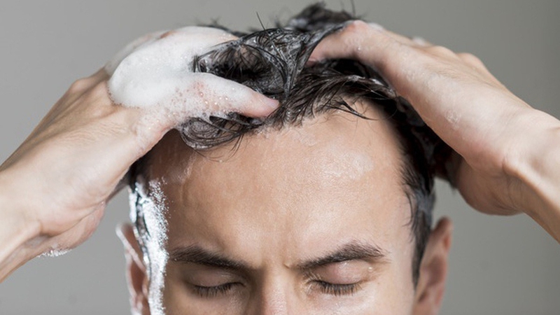 Rụng tóc khi gội đầu ở nam giới  nguyên nhân và cách khắc phục
