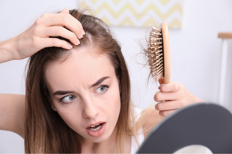 Rụng tóc nhiều ở nữ: Nguyên nhân thường gặp và cách chữa trị 1