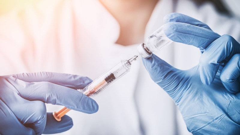 Sau khi tiêm vắc xin cần chú ý điều gì để giảm đau?