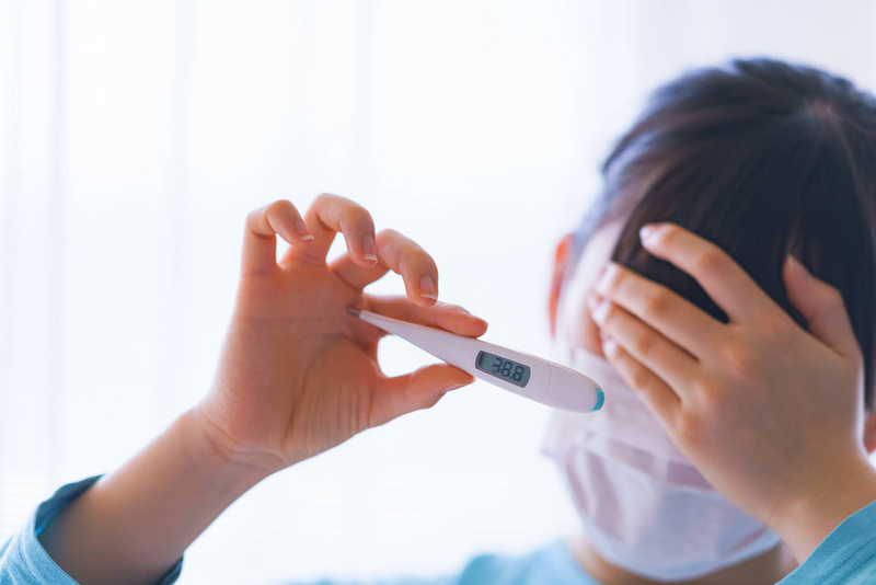 Sau khi tiêm vacxin bị sốt nên xử trí thế nào?