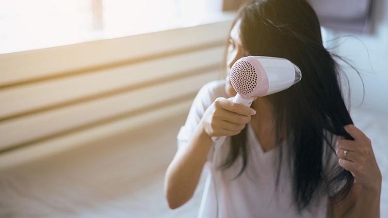 Sấy tóc đúng cách chuẩn salon giúp chắc khoẻ và suôn mượt 2