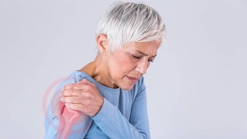 Cải bẹ xanh chứa vitamin K, hỗ trợ gắn kết canxi vào xương, giảm nguy cơ loãng xương