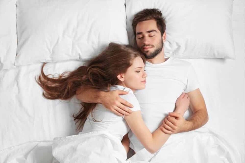 Vợ chồng ôm nhau ngủ có tốt không? 6 tư thế ôm nhau ngủ thoải mái nhất 4