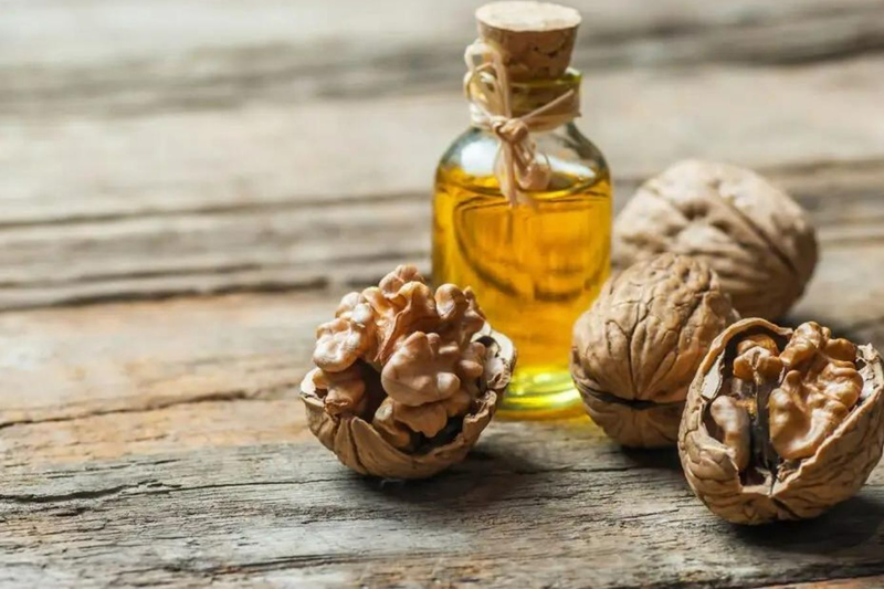 So sánh xem dầu oliu và dầu óc chó loại nào tốt hơn​2