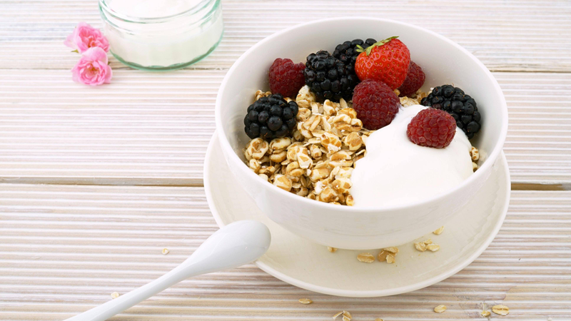 Sữa chua thực vật kết hợp cùng trái cây tươi để bổ sung vitamin và tăng hương vị