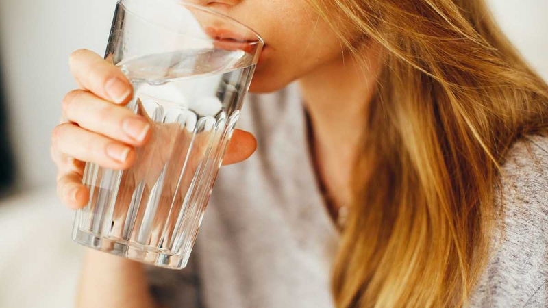 Uống ít nước làm cơ thể thiếu nước, từ đó có thể gây rối loạn quá trình loại bỏ độc tố