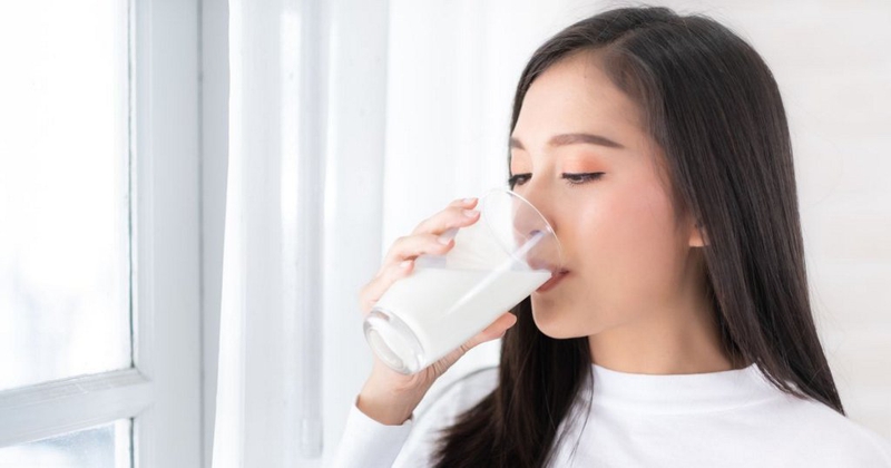 Có thể uống sữa tăng cường hệ miễn dịch cùng với bữa ăn hoặc sau bữa ăn đều được