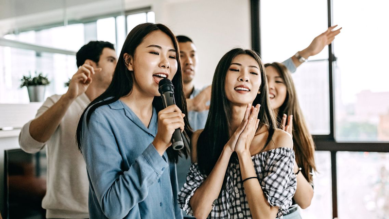 Hát karaoke: Bí quyết giải tỏa căng thẳng và gia tăng gắn kết  1