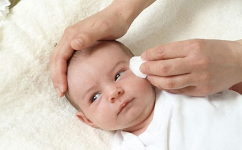 Tại sao mí mắt trẻ sơ sinh nổi gân đỏ và điều này có nguy hiểm không? 1