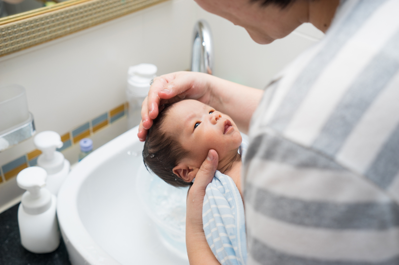 Tắm bé sơ sinh tại nhà như thế nào? Một vài lưu ý quan trọng khi tắm bé  1