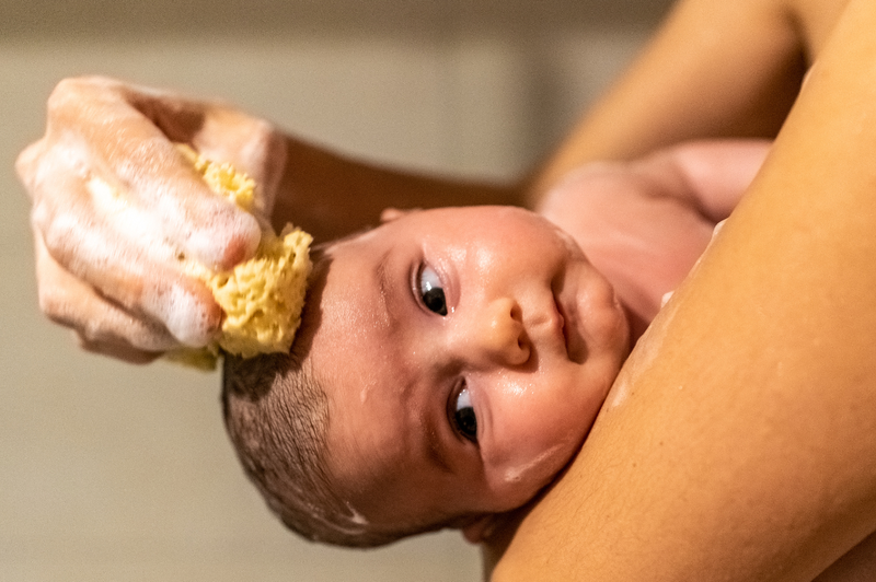 Tắm bé sơ sinh tại nhà như thế nào? Một vài lưu ý quan trọng khi tắm bé  2