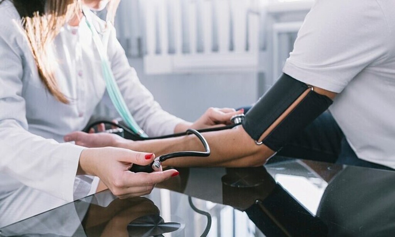 Đo huyết áp tại nhà thường xuyên để kiểm soát tình trạng huyết áp