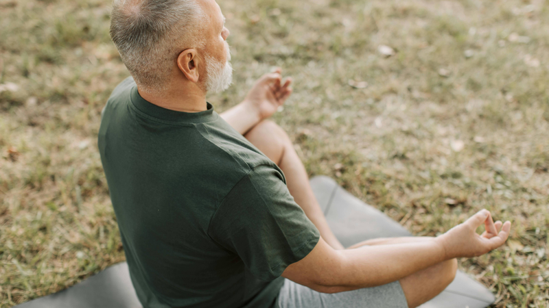 Một trong các bài tập thể dục dưỡng sinh người cao tuổi là ngồi thiền