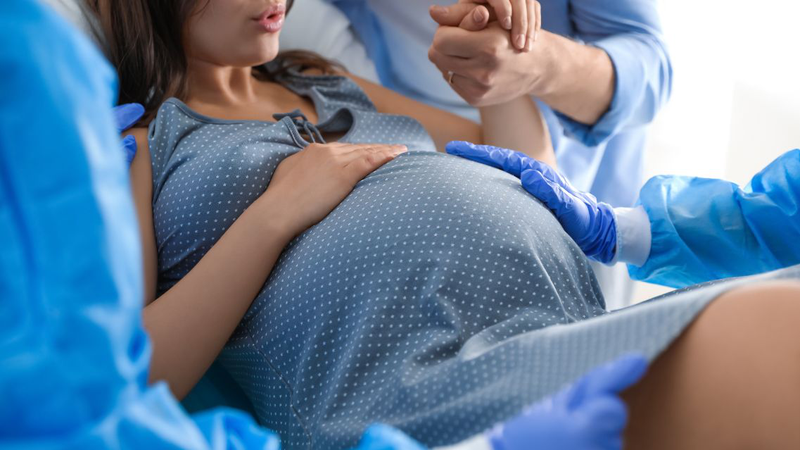 Cần chủ động theo dõi các dấu hiệu sinh non ở mẹ bầu IVF để sinh con an toàn