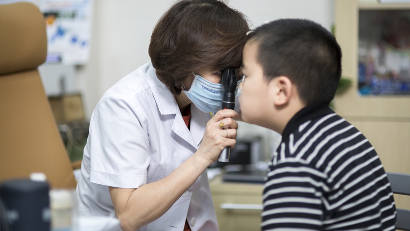 Tham khảo thuốc nhỏ mắt chữa tắc tuyến lệ hiệu quả cho trẻ em 4