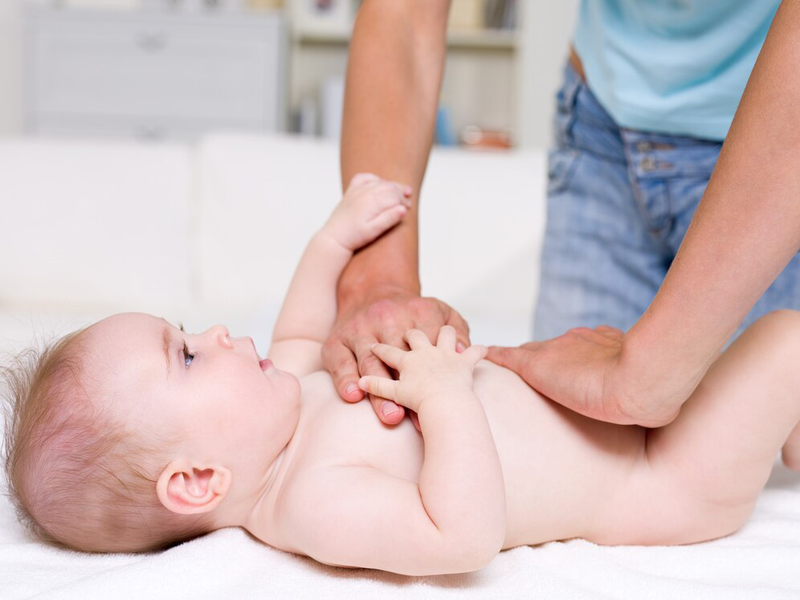 Thoát vị bẹn ở trẻ sơ sinh có biểu hiện gì và cách điều trị 1