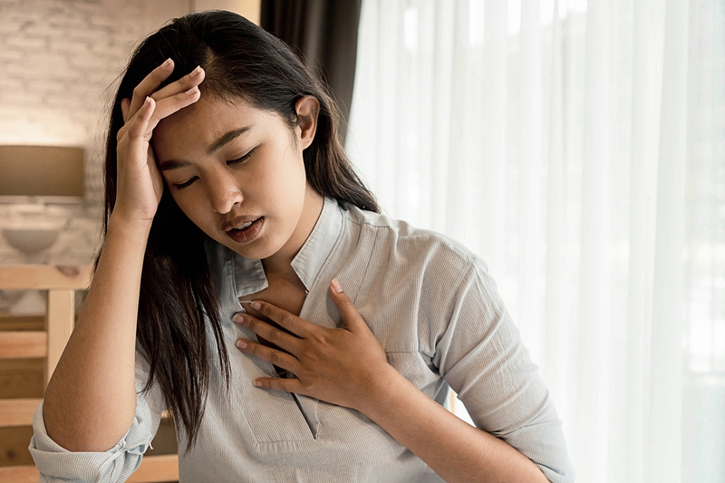 Khó thở nặng là một trong những triệu chứng của viêm phổi thùy