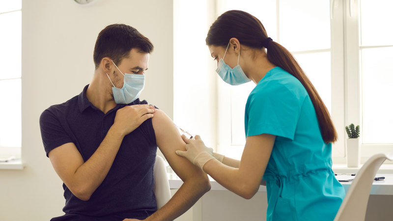 Tiêm vắc xin cho người nước ngoài và những lưu ý quan trọng cần biết 2