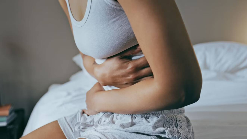 Nếu tiểu buốt kéo dài hoặc kèm đau bụng dưới, người bệnh nên đến bệnh viện