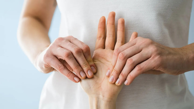 Massage tay là mẹo chữa tê bì chân tay tại nhà hiệu quả