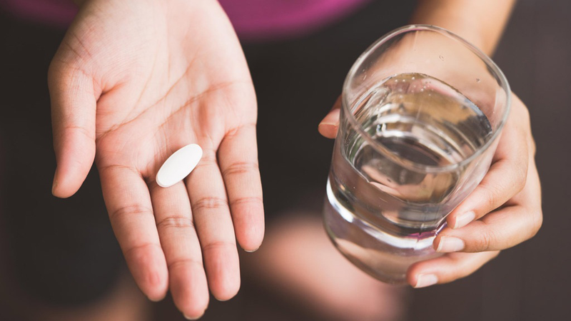 Uống thuốc giúp giảm tình trạng tê bì chân tay