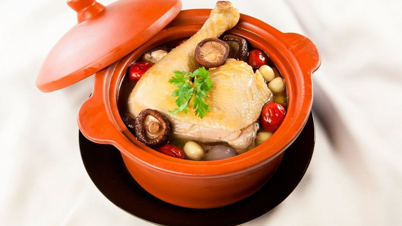 Canh gà hầm nấm hương là món ăn bồi bổ sức khỏe cho người già không nên bỏ qua