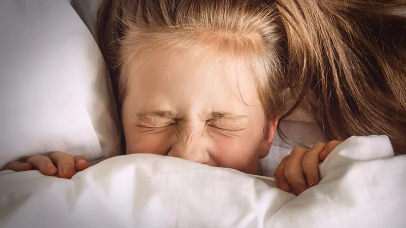 Trẻ 2 tuổi ngủ đêm hay lăn lộn nguyên nhân do đâu? Cách khắc phục 1