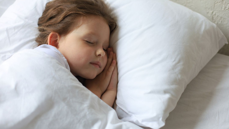 Trẻ 2 tuổi ngủ đêm hay lăn lộn nguyên nhân do đâu? Cách khắc phục 4