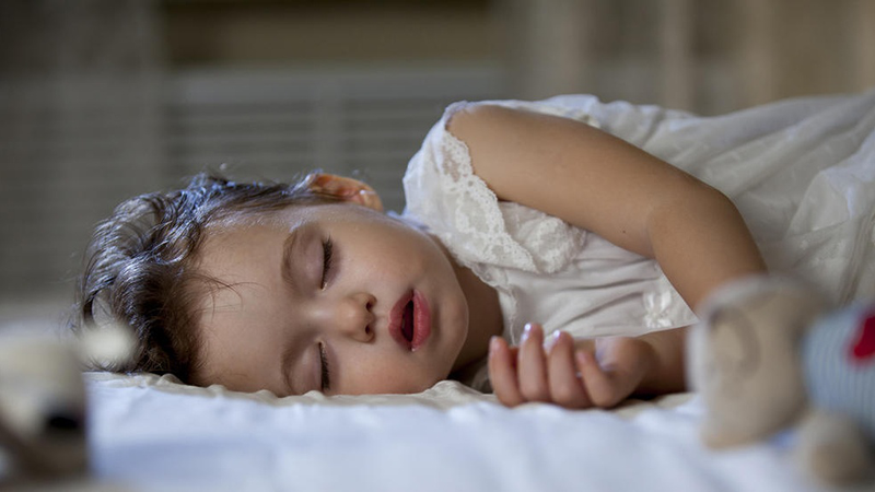 Trẻ 2 tuổi ngủ đêm hay lăn lộn nguyên nhân do đâu? Cách khắc phục 3