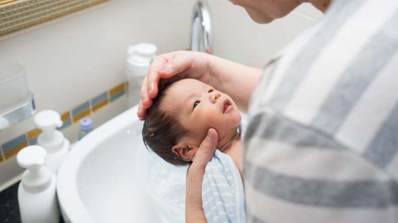 Trẻ 3 tháng bị méo đầu có tròn lại được không? Cần đi khám khi nào? 2