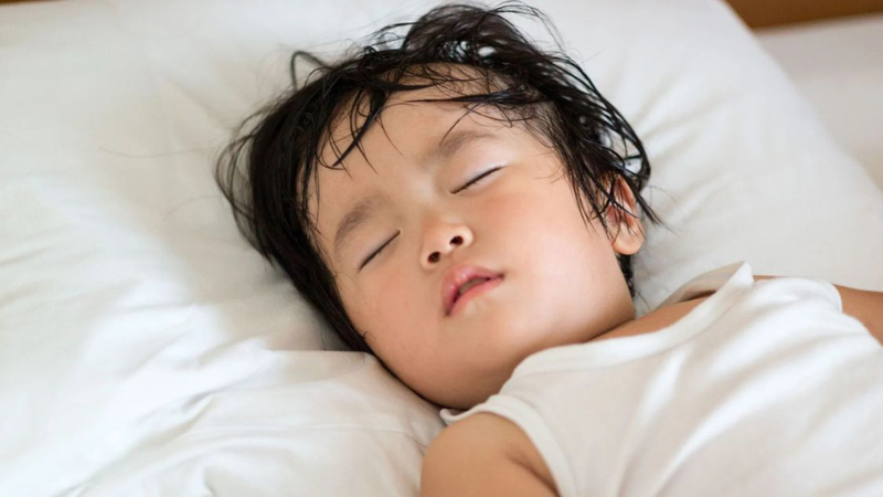 Trẻ 3 tuổi ra nhiều mồ hôi đầu khi ngủ có sao không 2