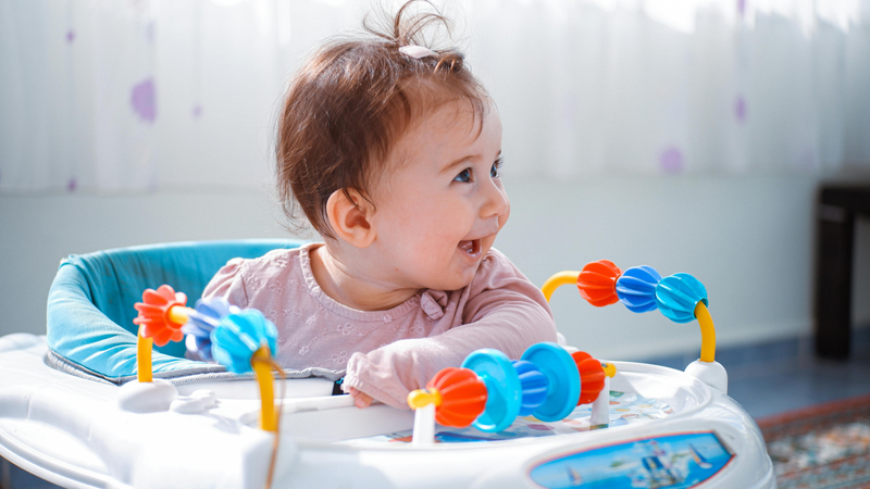 Cha mẹ phải theo sát trẻ ngồi xe tập đi để kịp thời hỗ trợ khi trẻ vận động mạnh