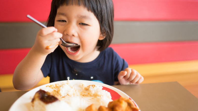 Trẻ ăn cơm sớm có bị đau dạ dày không? Đâu là thời điểm hợp lý 2