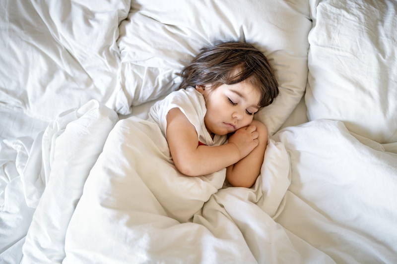Trẻ bị đau cổ sau khi ngủ dậy do đâu?