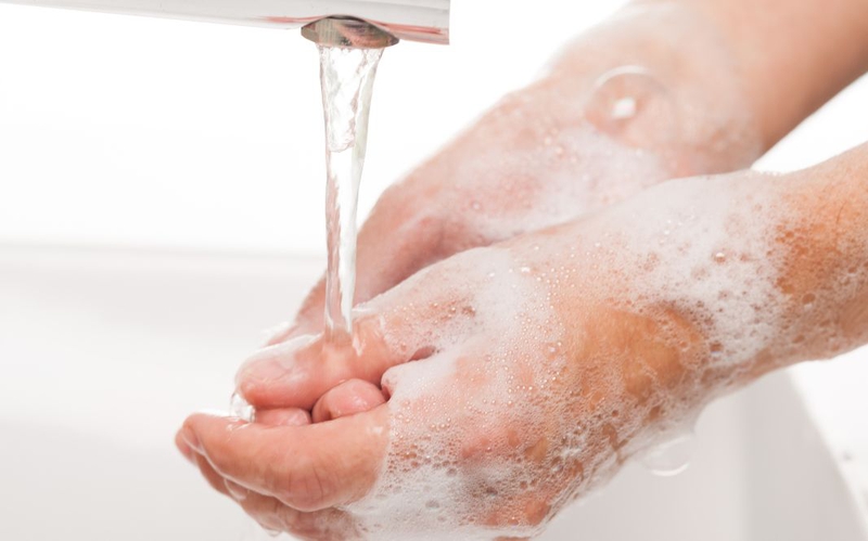 Trẻ bị tay chân miệng có lây cho người lớn​ không 3