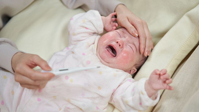 Trẻ bị viêm họng sốt mấy ngày? Cách an toàn giúp trẻ nhanh hạ sốt 1