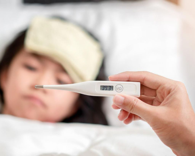 Trẻ bị viêm họng sốt về đêm có nghiêm trọng không? Bố mẹ cần lưu ý những gì? 2