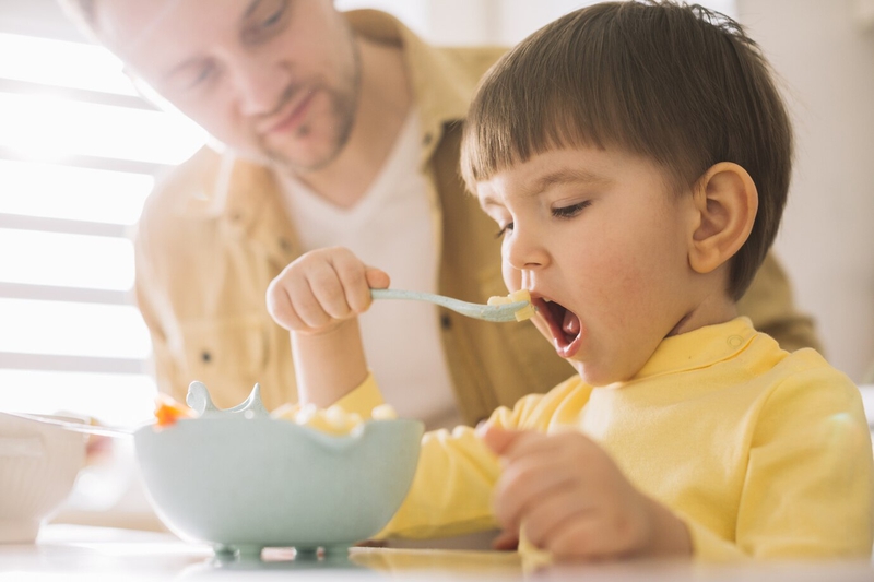Trẻ biếng ăn do bị ép ăn sai lầm nhiều cha mẹ mắc phải