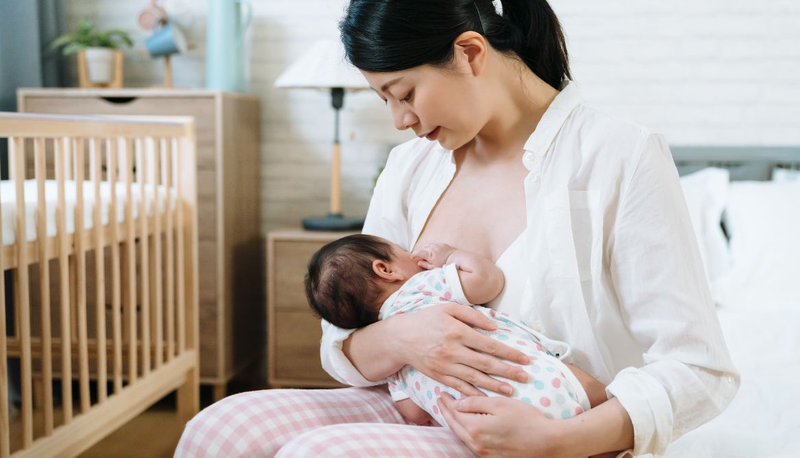 Trẻ bú sữa mẹ có cần tiêm vắc xin không 2