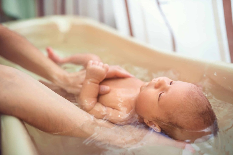 Trẻ có nên tắm khi bị sốt không? Hướng dẫn tắm đúng cách cho trẻ đang bị sốt 1