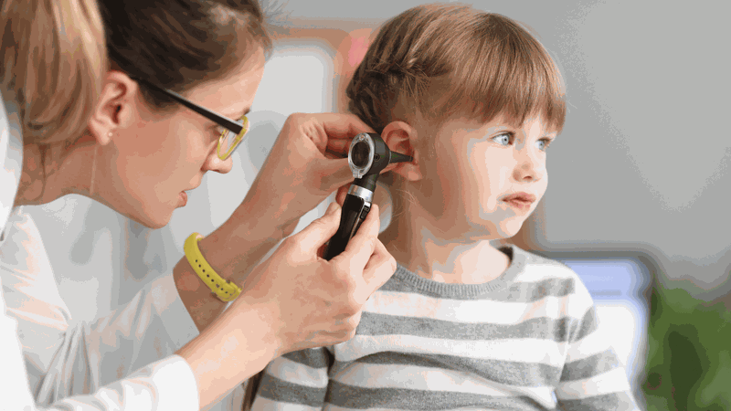 Trẻ kêu đau tai phải làm sao? Những điều bố mẹ cần lưu ý 4