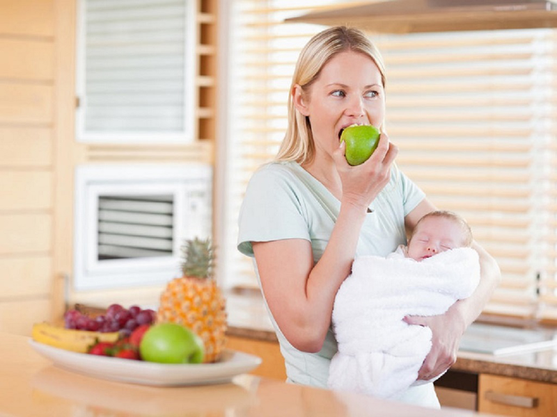 Trẻ sơ sinh bị nóng trong mẹ nên ăn gì? Lời khuyên của chuyên gia dinh dưỡng dành cho mẹ 3