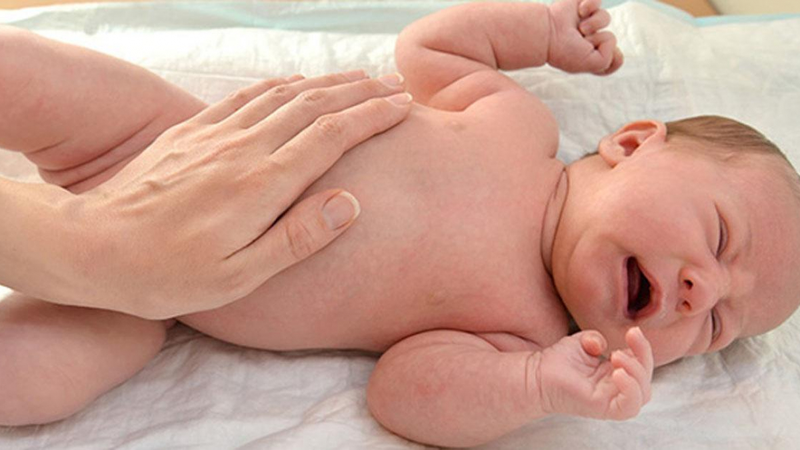 Trẻ sơ sinh bị sôi bụng có sao không và cách khắc phục? 2