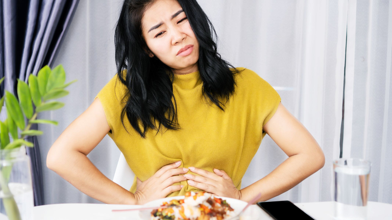 Chế độ dinh dưỡng của mẹ ảnh hưởng trực tiếp đến chất lượng sữa, gián tiếp gây ra tình trạng trẻ sơ sinh bú mẹ bị tiêu chảy