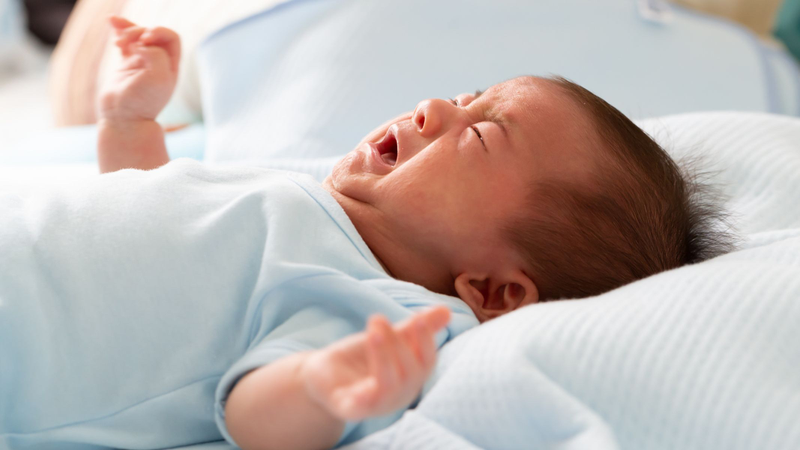 Trẻ có thể sốt nhẹ, khó chịu và quấy khóc liên tục khi bị tiêu chảy